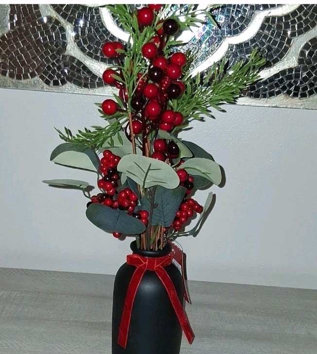 NWT Ashland Berry & Greenery In Black Ceramic Vase Arrangement!