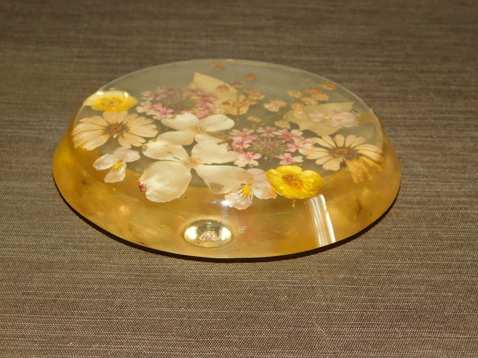 VINTAGE KITCHEN 6 1/2″ DRIED FLOWERS STEMS LEAVES CANDLE HOLDER LUCITE TRIVET