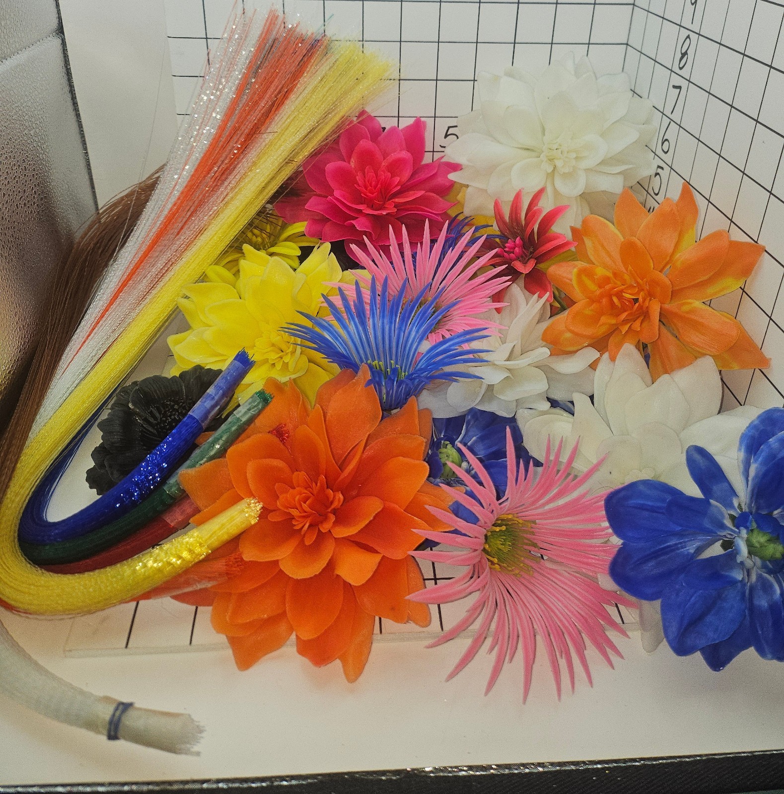 23 Vtg 1970s Lg Plastic Faux Flowers Short Stem & Fiber Optic Threads Multicolor