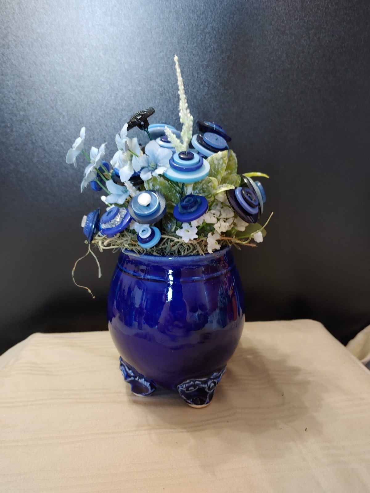 blue and white button bouquet in David Austin Coffee Mug. tiny chips-see pics