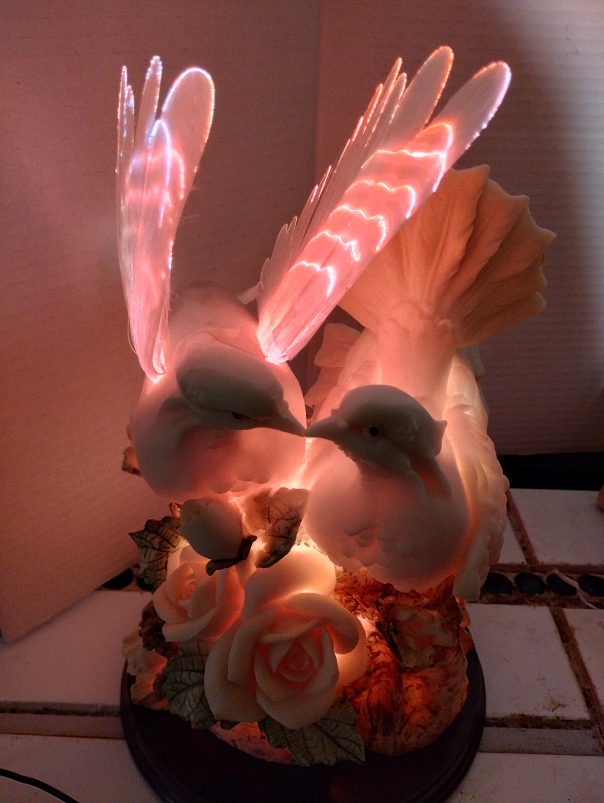 BEAUTIFUL,2 Doves,& Roses Lights Up & Changes Soft Colors Beautiful,EXC.COND.