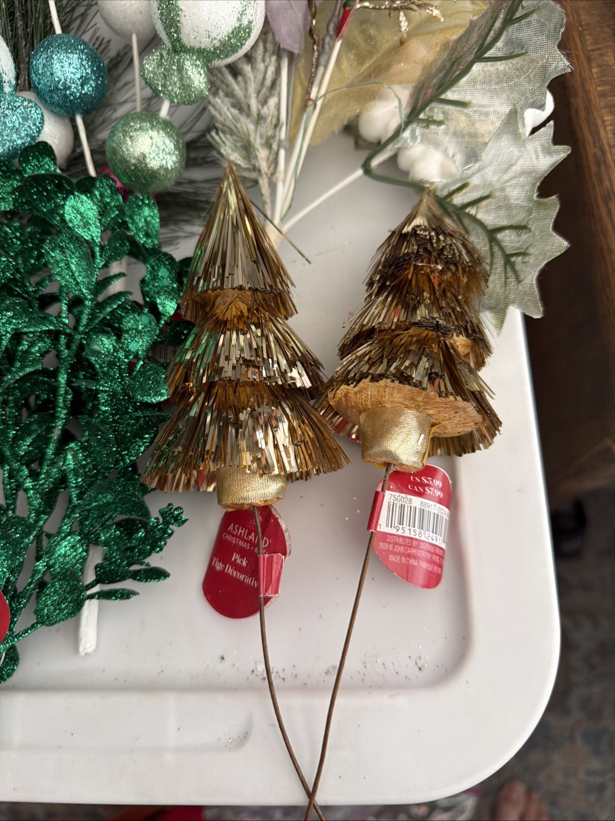 BEAUTIFUL HUGE LOT OF 10 PIECES OF FLORAL DECOR FOR THE HOLIDAY SEASON.