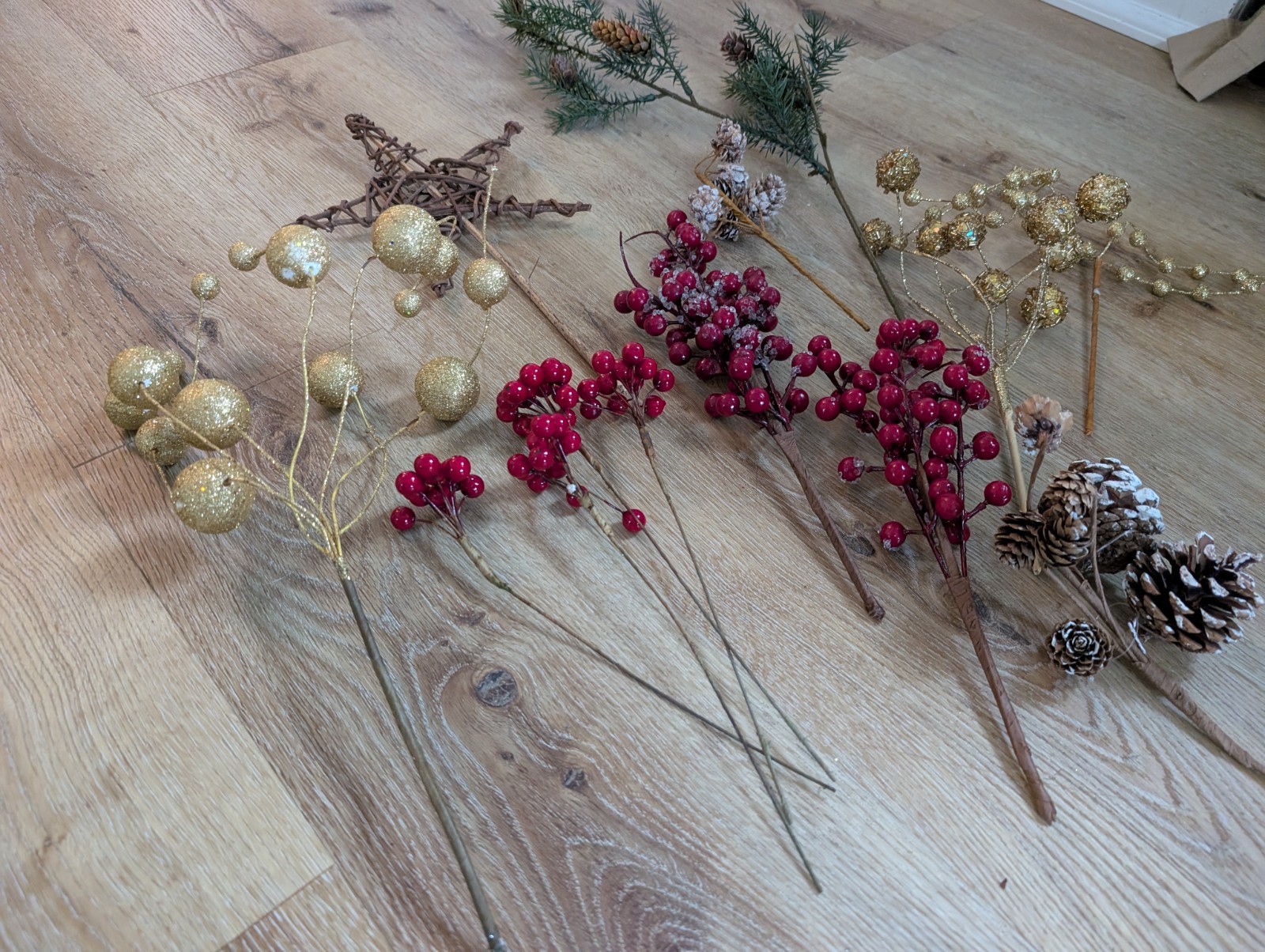 12Pcs Artificial Holly Berries Pinecones Gold Trim Rattan Star