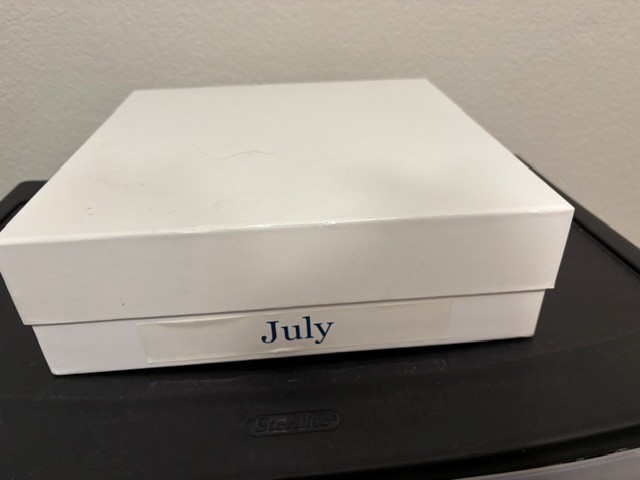 Danbury Mint 11″ Willabee & Ward Wreath of Month July Flags, Flowers Storage Box