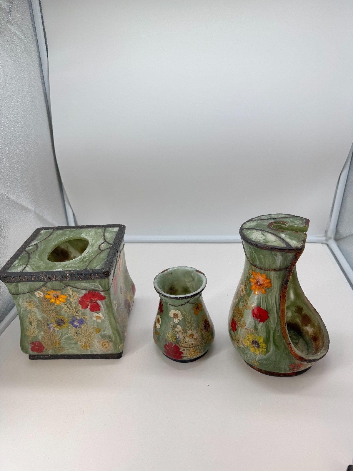 Vintage India Ink Pressed Flower Green Resin Fresh Fields Bathroom Set Wallpaper