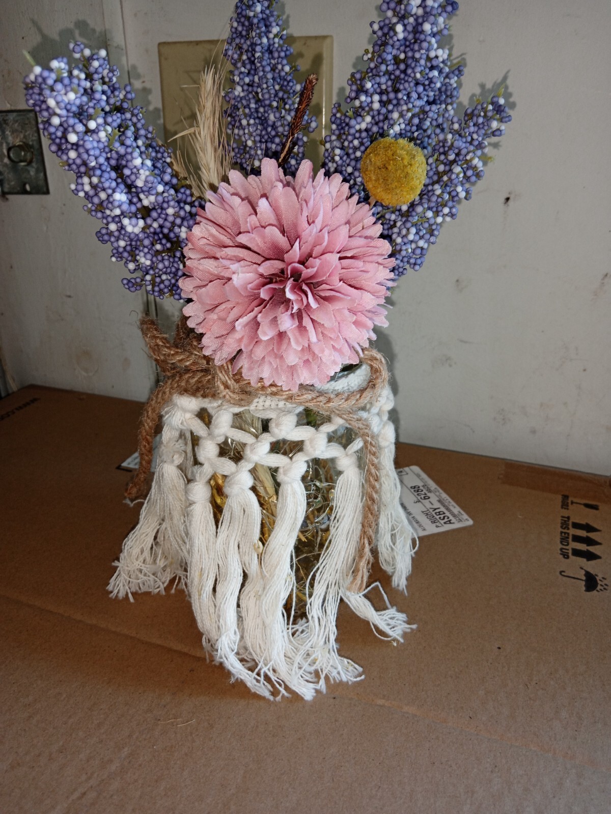 Flowers in Clear Glass Jar w/Macrame Cover – Inside Lights