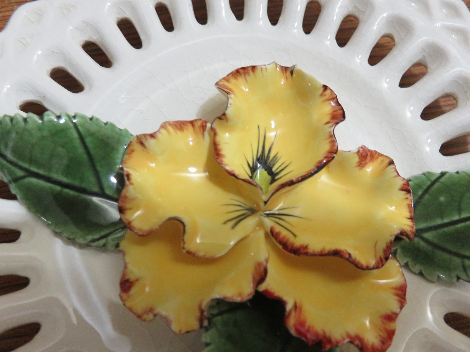 SMALL RETICULATED 5″ PLATE YELLOW PANSY 3D DECOR FLORAL