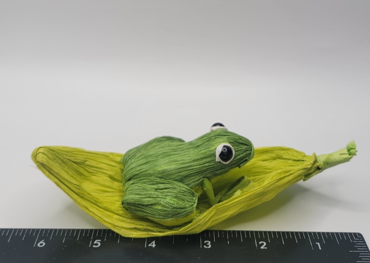 S/4 Handcrafted Crepe Paper Lifelike Frog/Lily Pad •Sturdy Colorful Decor Accent