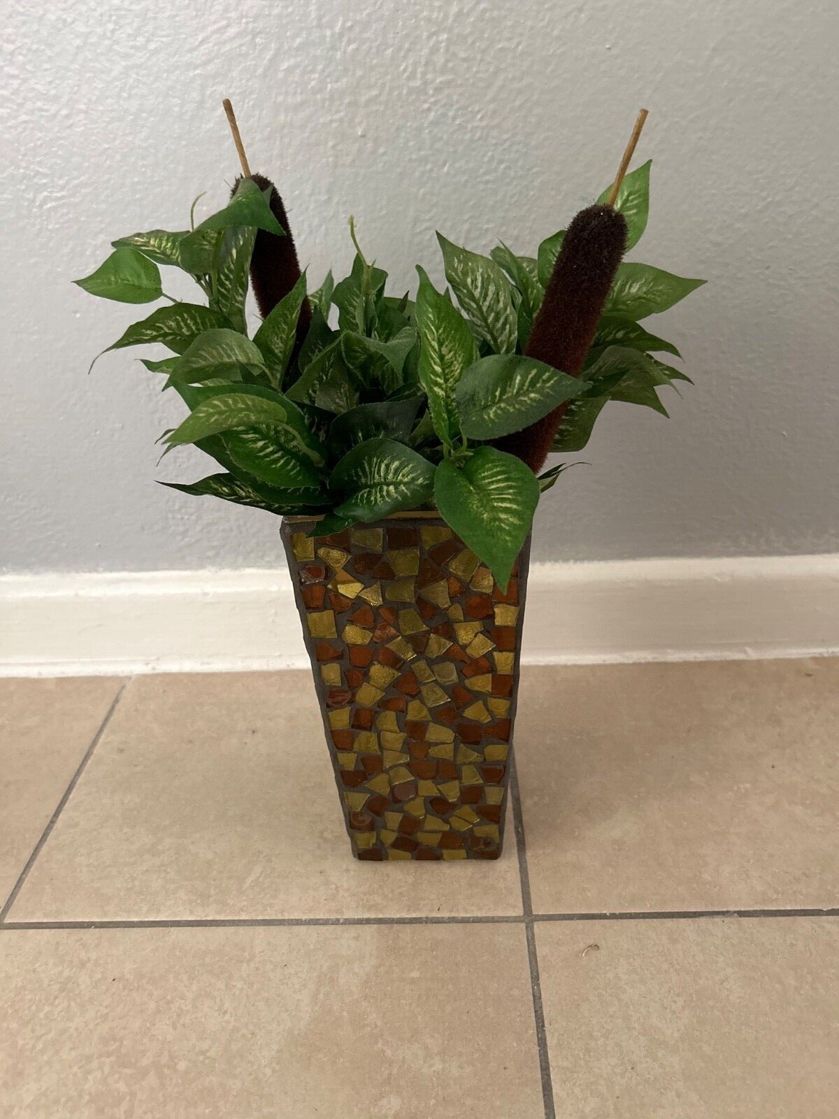 Fake house plant with vase included. Vibrant green colors. Beautiful vase color.