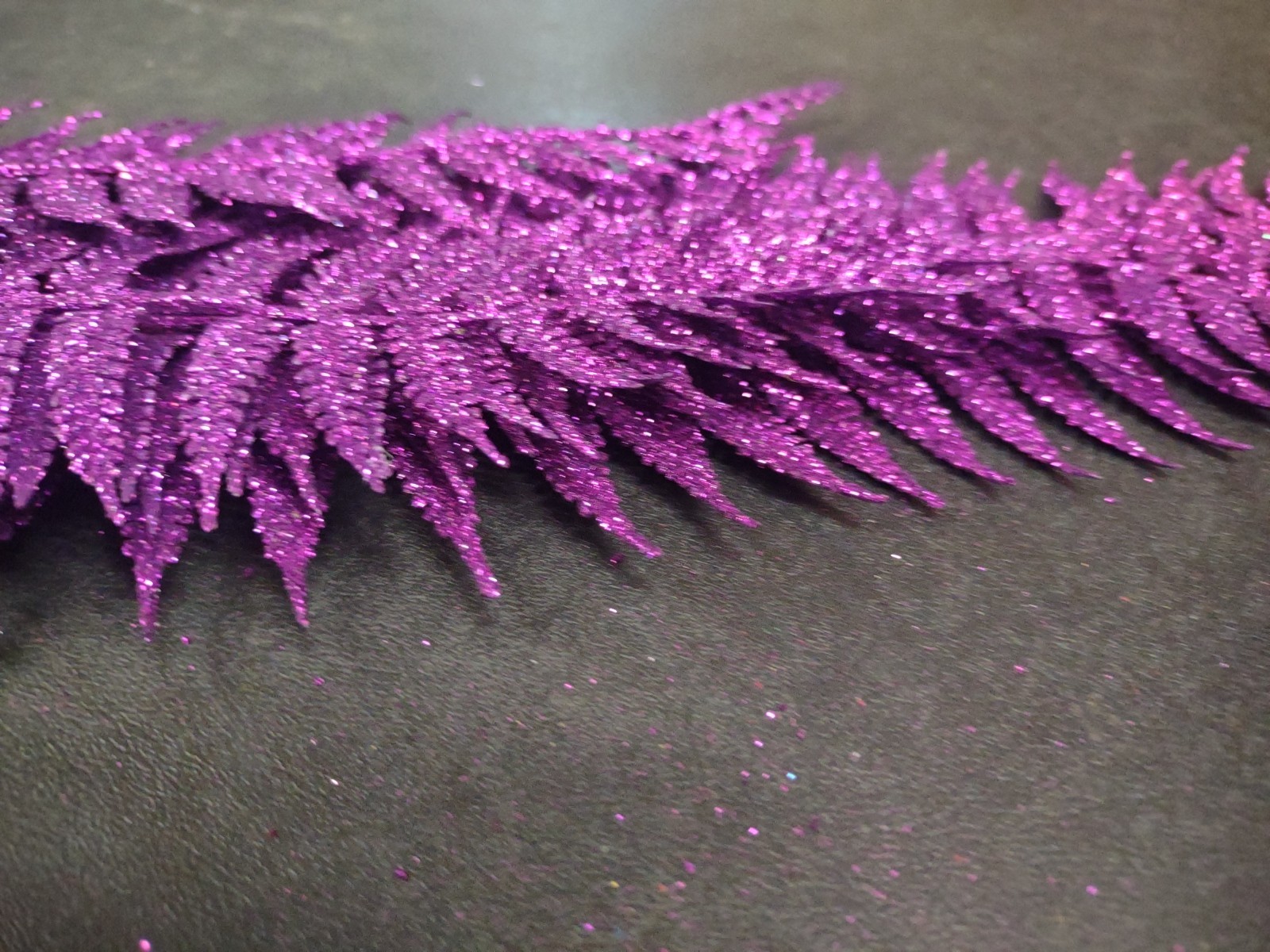 6 Pieces Amethyst Purple Glittered Retro Plastic Forrest Fern, 2 Sizes 15″ & 24″