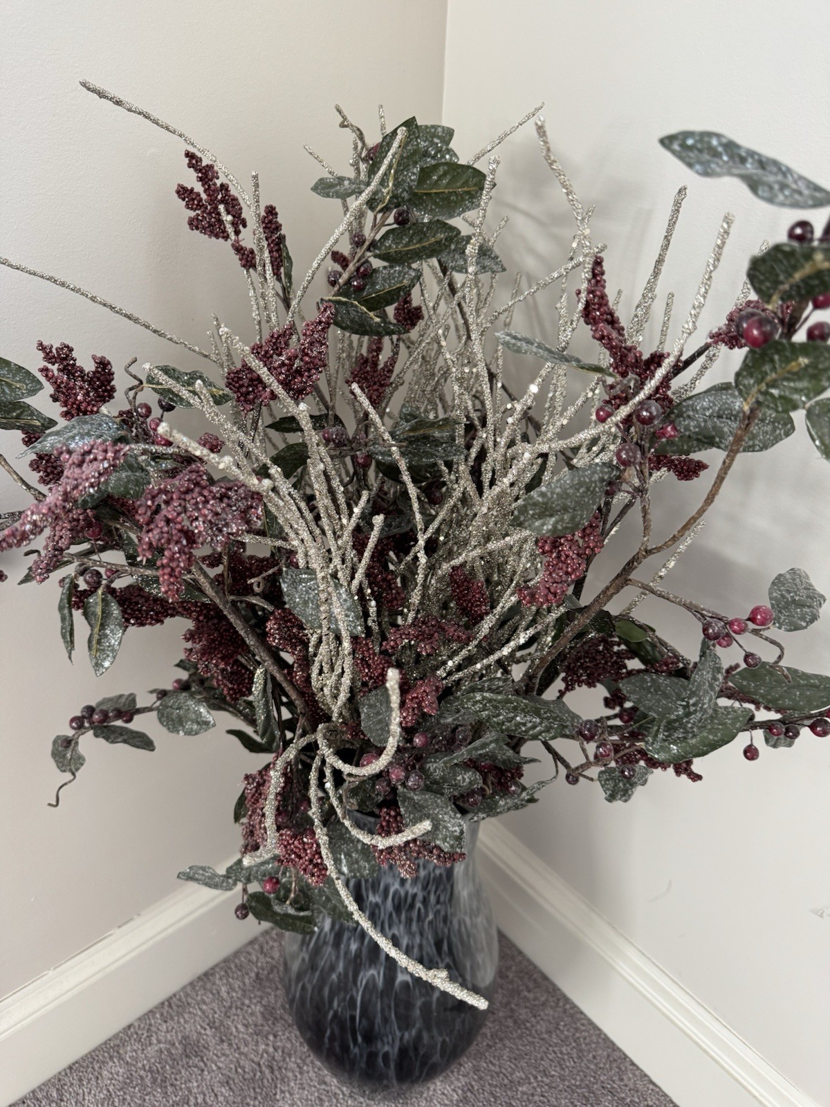 Elegant Flower Arrangement in Large Glass Vase, Burgundy, green, Gold Shimmer