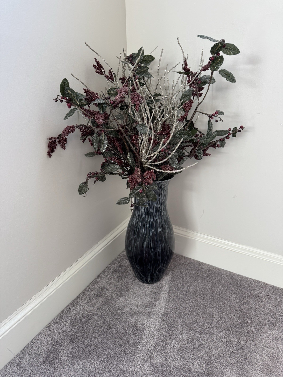 Elegant Flower Arrangement in Large Glass Vase, Burgundy, green, Gold Shimmer