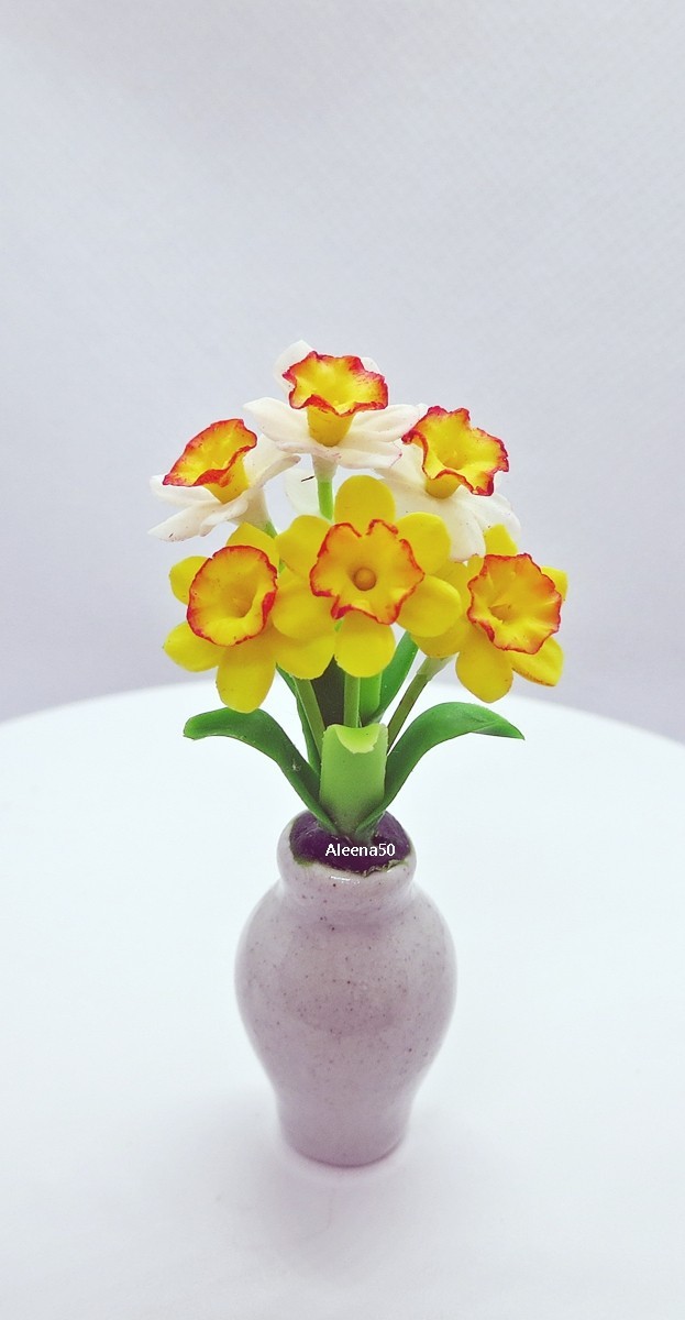 USstk 1:12 Handmade Clay crafted Miniature Daffodil Arranged for Dollhouse.