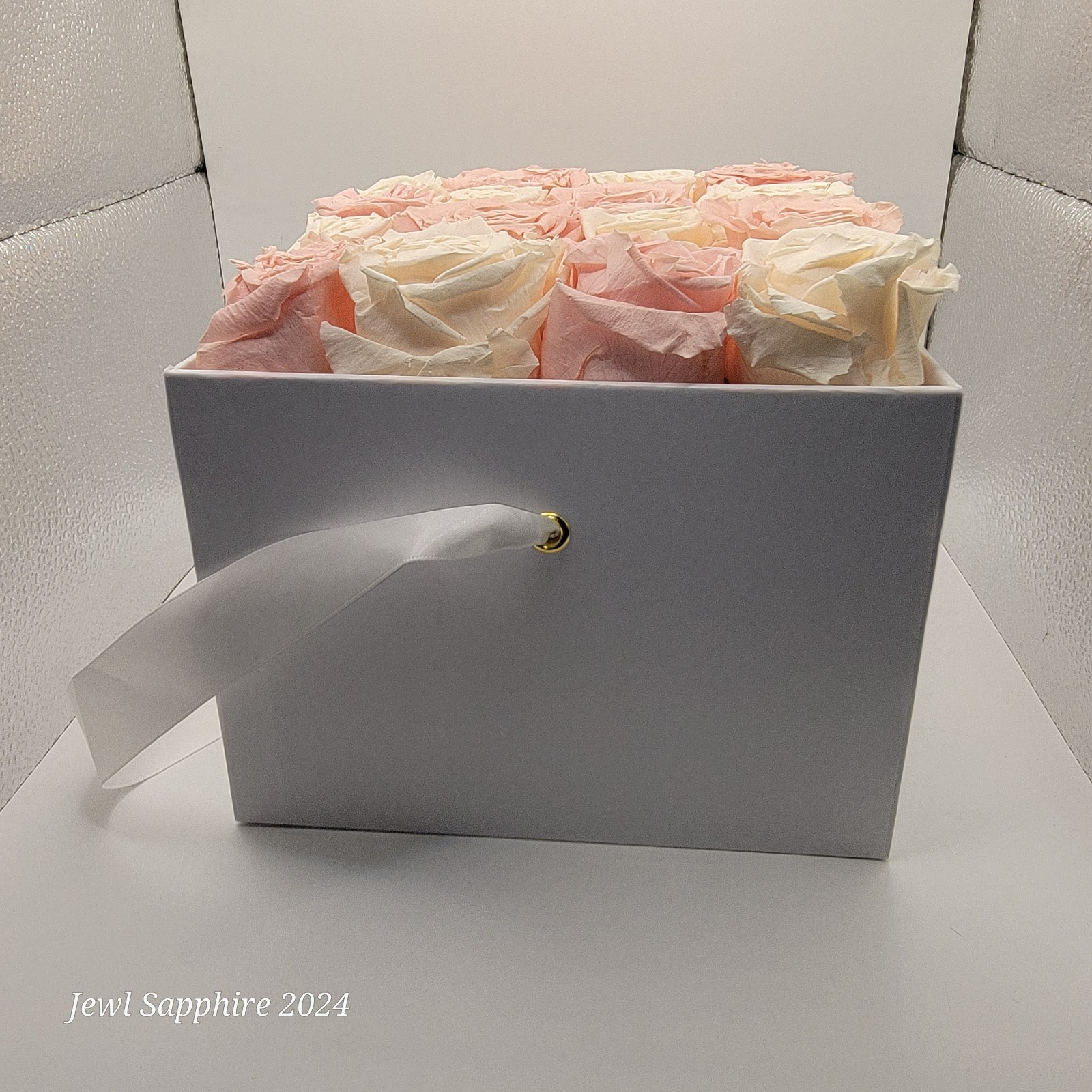 Don de Fleurs Handmade preserved real roses 16 count in box Pink and white