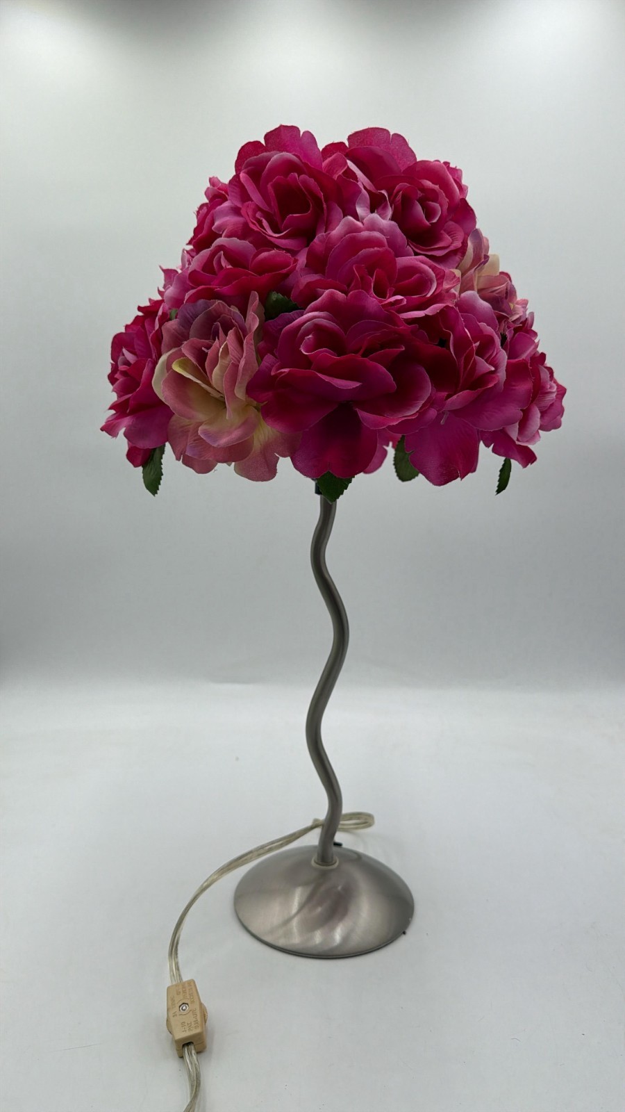 20″ Pink Rose Flower Table Lamp Lighted Floral Bouquet Wavy Metal Stem