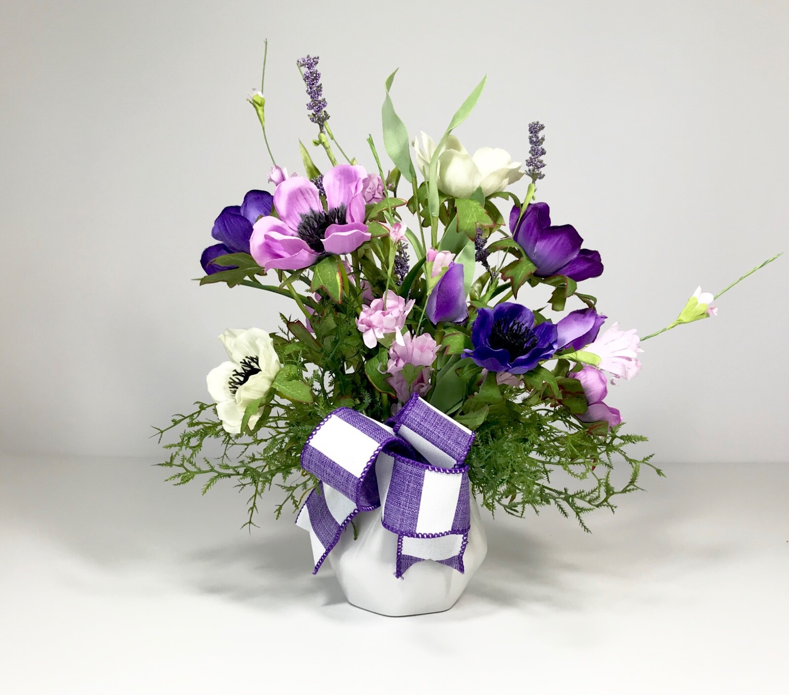 SMALL WHITE CERAMIC TRIANGLE VASE NOVELTY FLORAL ARRANGEMENT PANSIES DECORATION