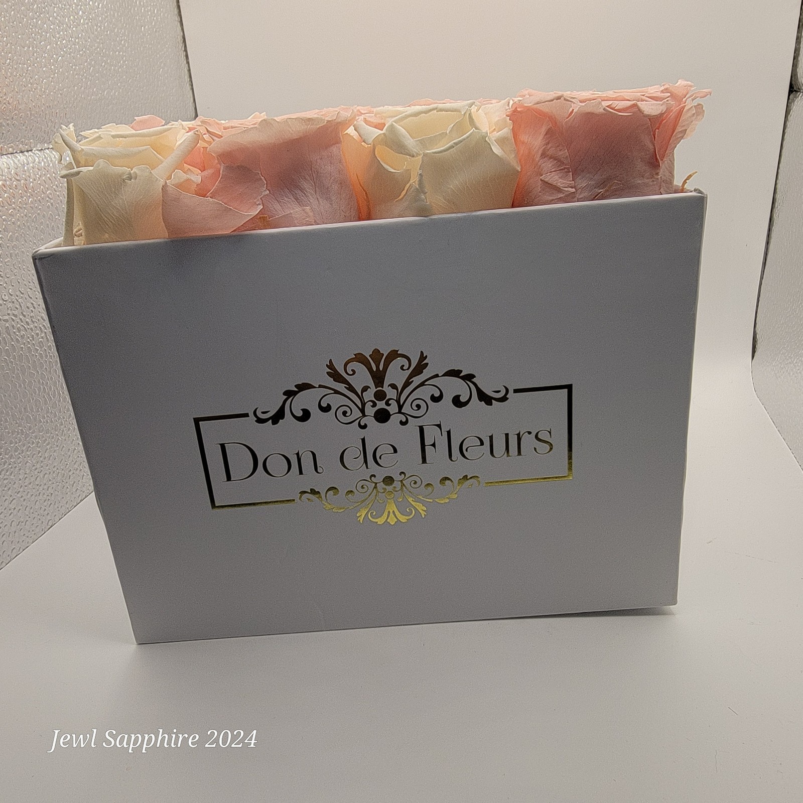 Don de Fleurs Handmade preserved real roses 16 count in box Pink and white