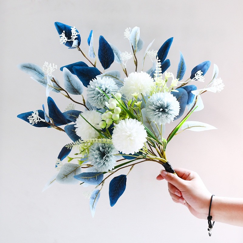 Fake flower and artificial flower decorative pieces on the tabletop