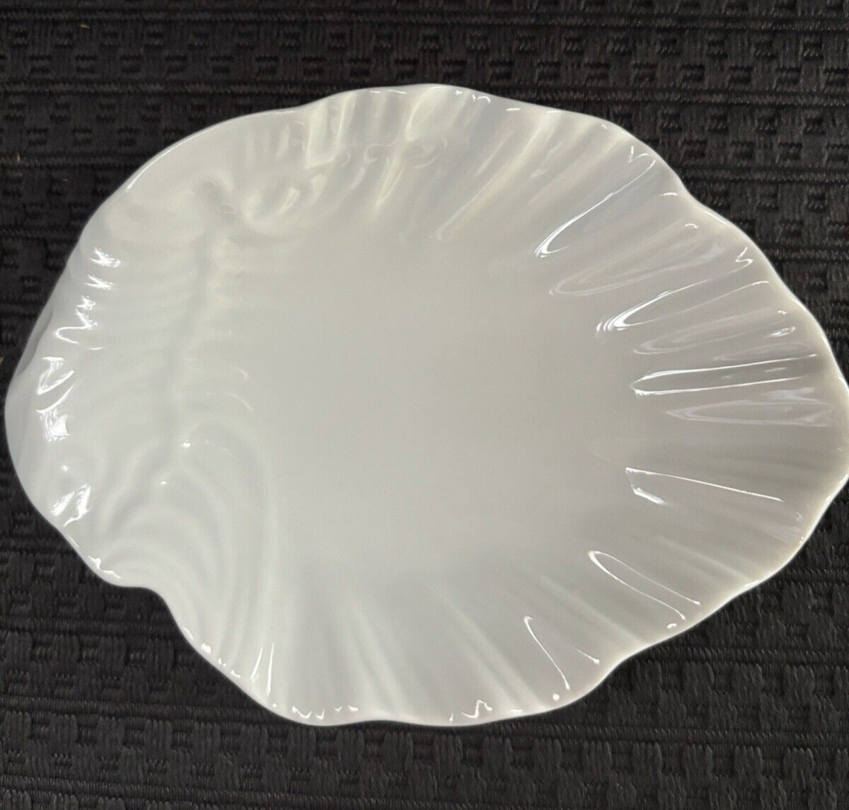 Beautiful white ceramic shell soapdish 4.5 in in length-3.25 in width