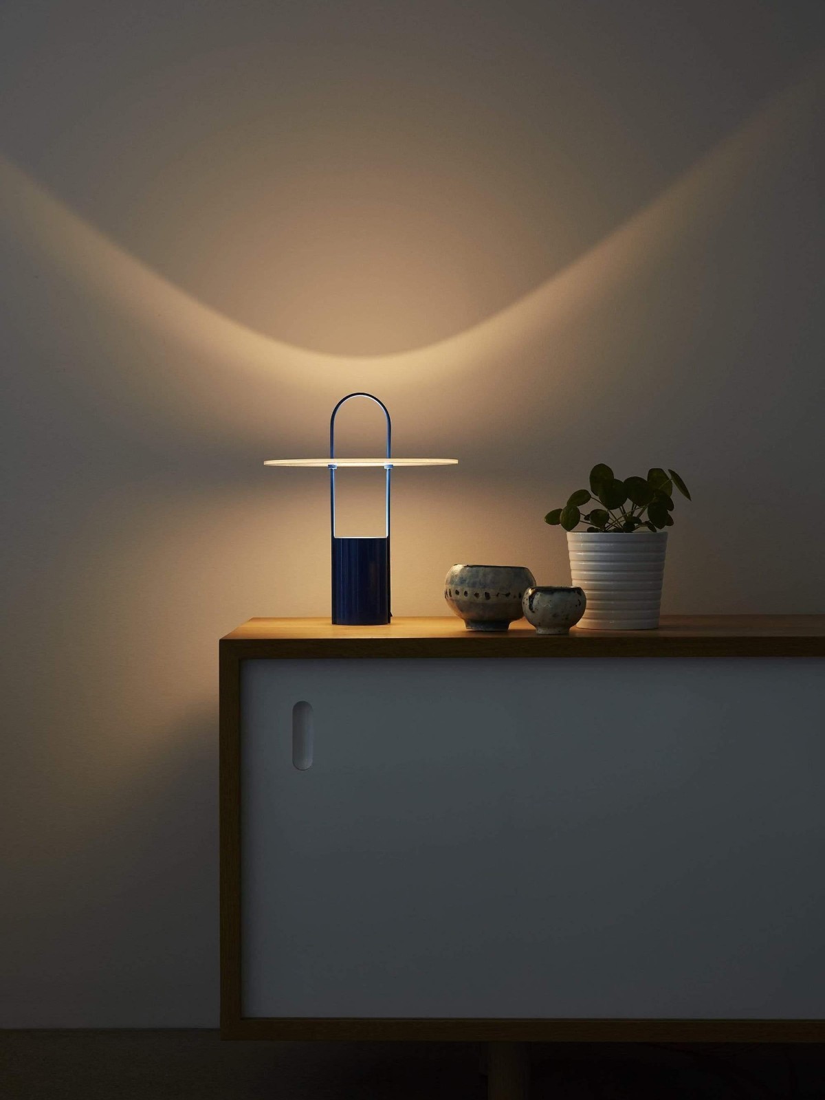Modern Minimalist Table Lamp – Soft Ambient LED Light | Contemporary Home Decor
