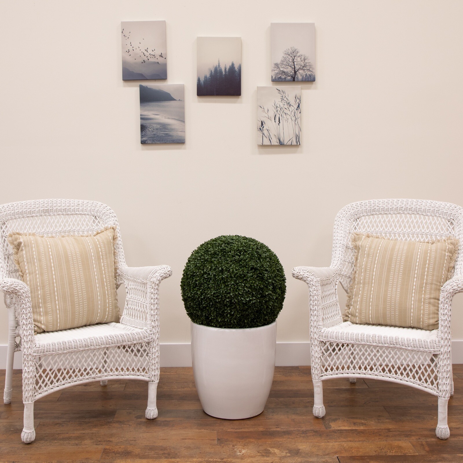 19” Boxwood Topiary Ball w/1988 Lvs UV (Indoor/Outdoor) Home Decor. Retail $327