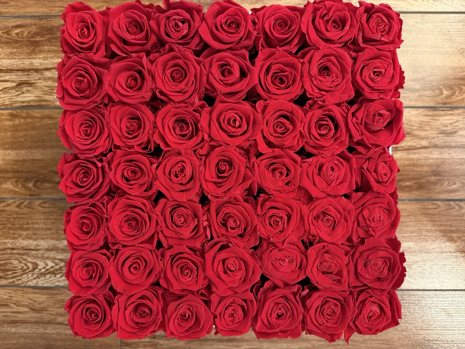 VENUS ET FLEUR Eternity Roses – Large Square- 49 Red Roses & White Box