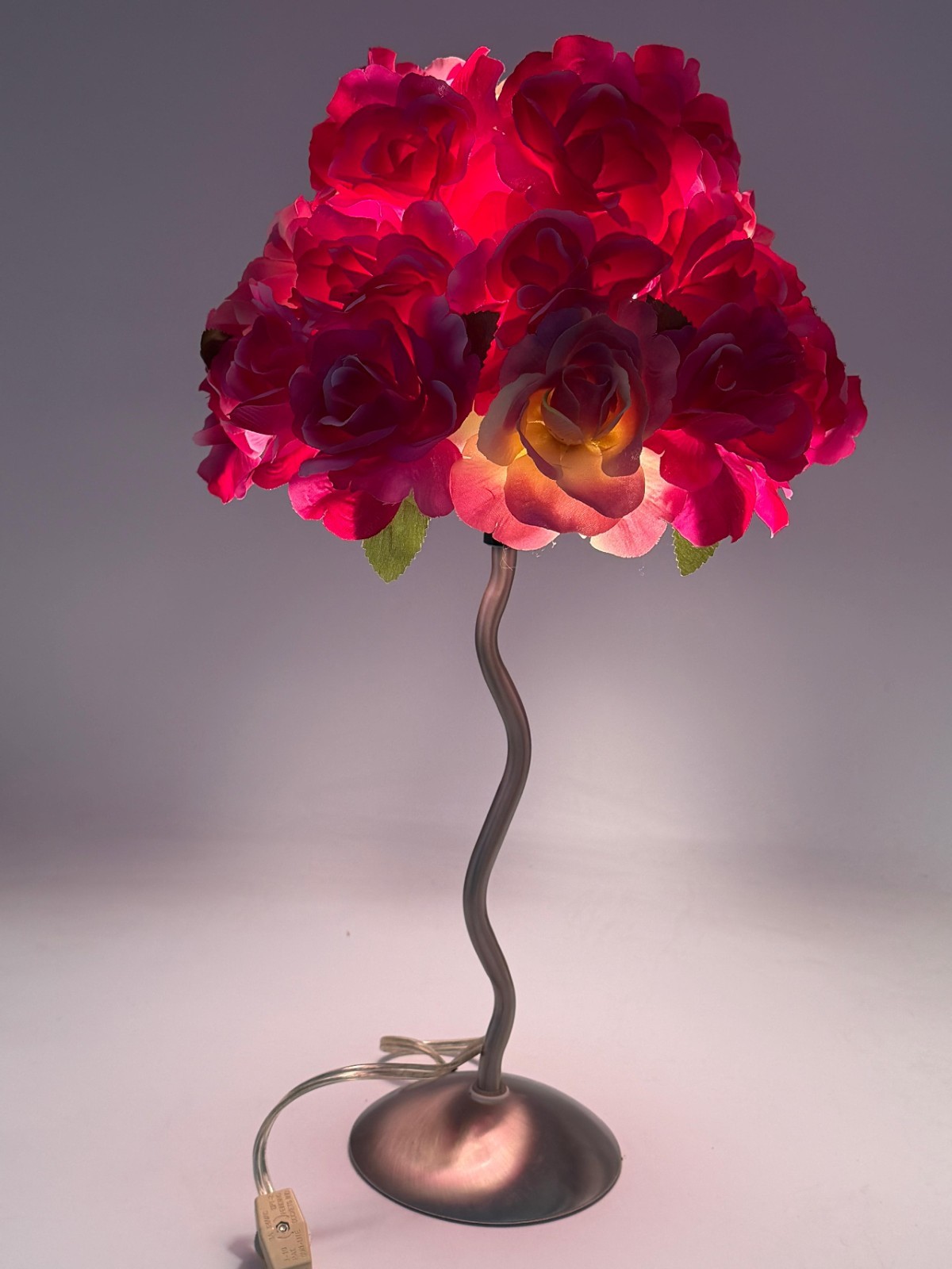 20″ Pink Rose Flower Table Lamp Lighted Floral Bouquet Wavy Metal Stem