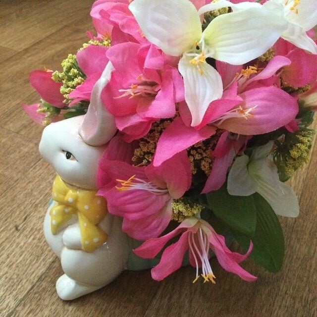 Michael’s Easter/Spring Ceramic Bunny Planter Pink Silk Floral Arrangement NWT