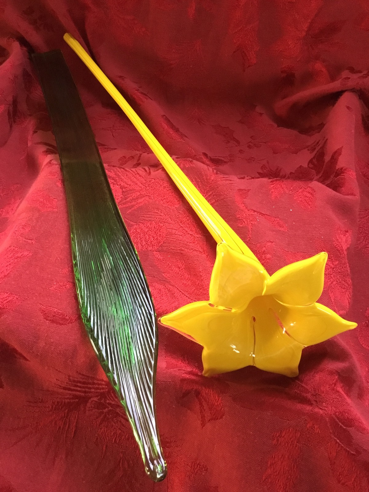 FLAWLESS Exquisite ART GLASS Pair TALL Yellow DAFFODIL & Green FERN LEAF 19″