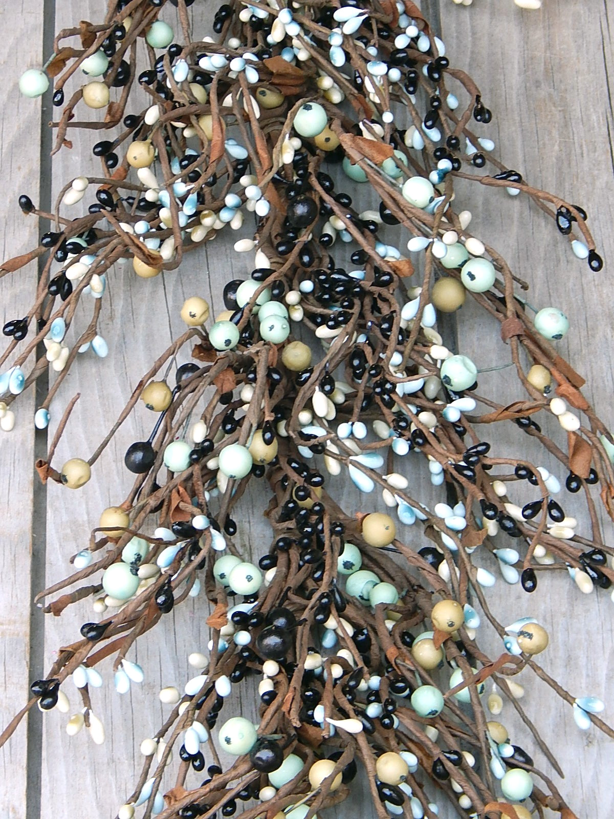 NEW Primitive Pip Berry MIXED Garland LT BLUE BLACK PRIM CREAM 53″