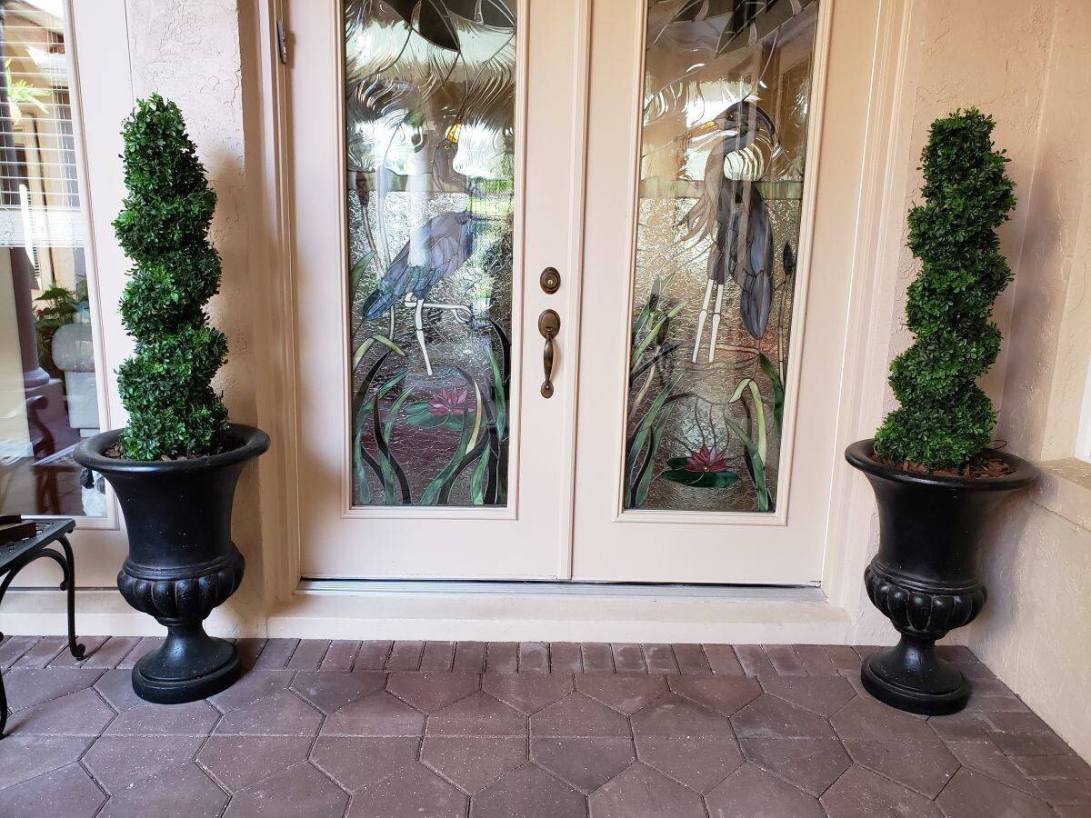 4’ Artificial Boxwood Spiral Topiary Tree UV (Indoor/Outdoor) Decor. Retail $193