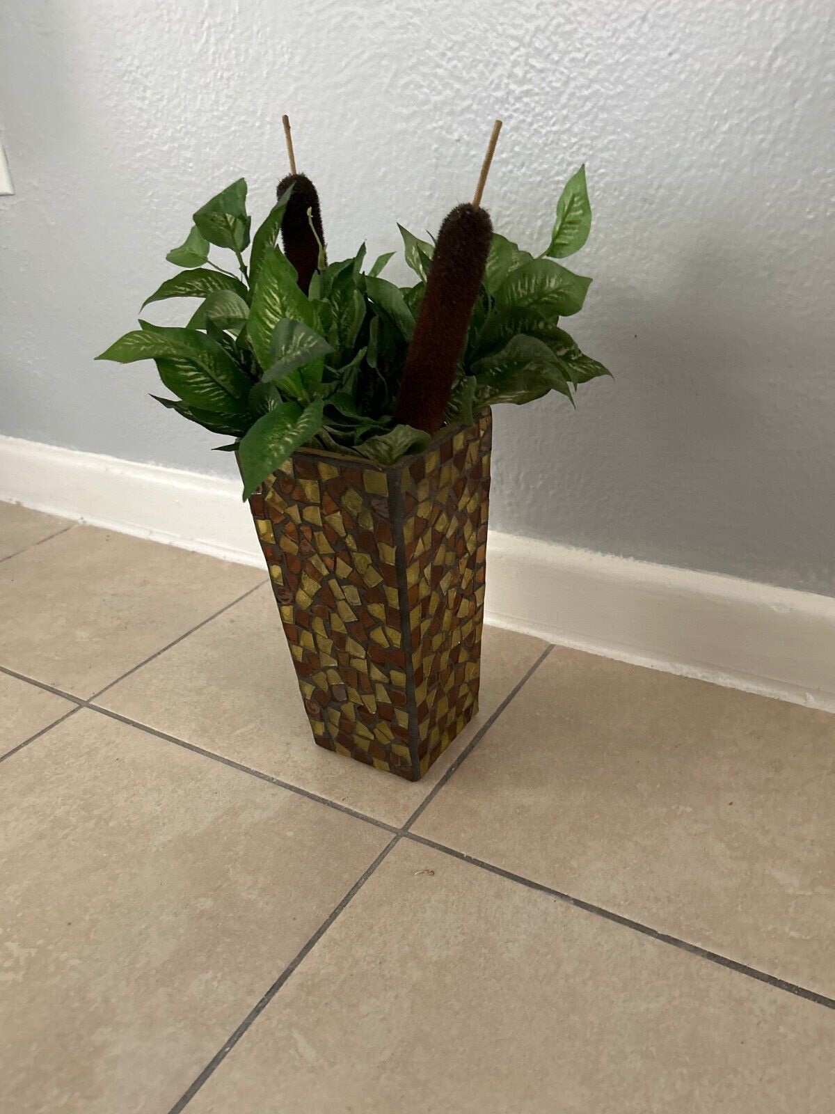 Fake house plant with vase included. Vibrant green colors. Beautiful vase color.