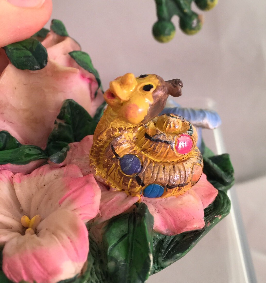 VALENTINE FROG HEART FIGURINE LADYBUG BEES FLOWER STRAWBERRIES S1-2