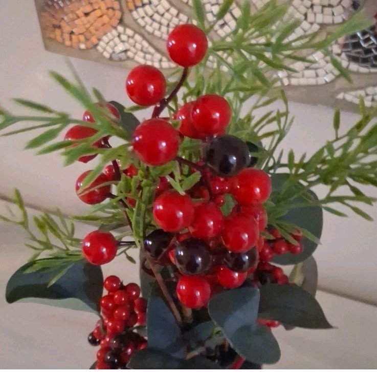 NWT Ashland Berry & Greenery In Black Ceramic Vase Arrangement!