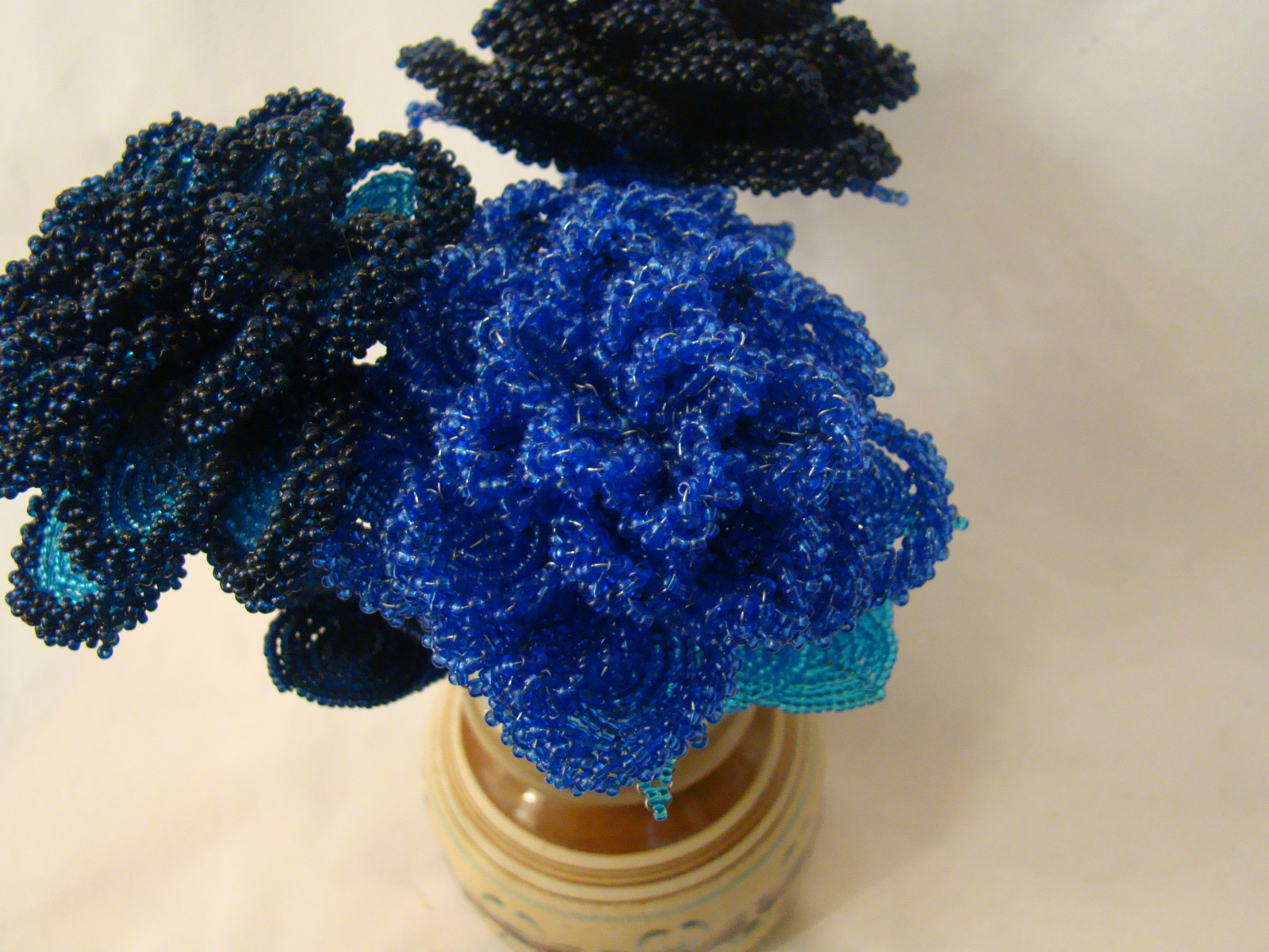 BLUE PRECOSIA SEED BEADED ROSES X 3 SET IN CERAMIC VASE HANDMADE IN AUSTRALIA