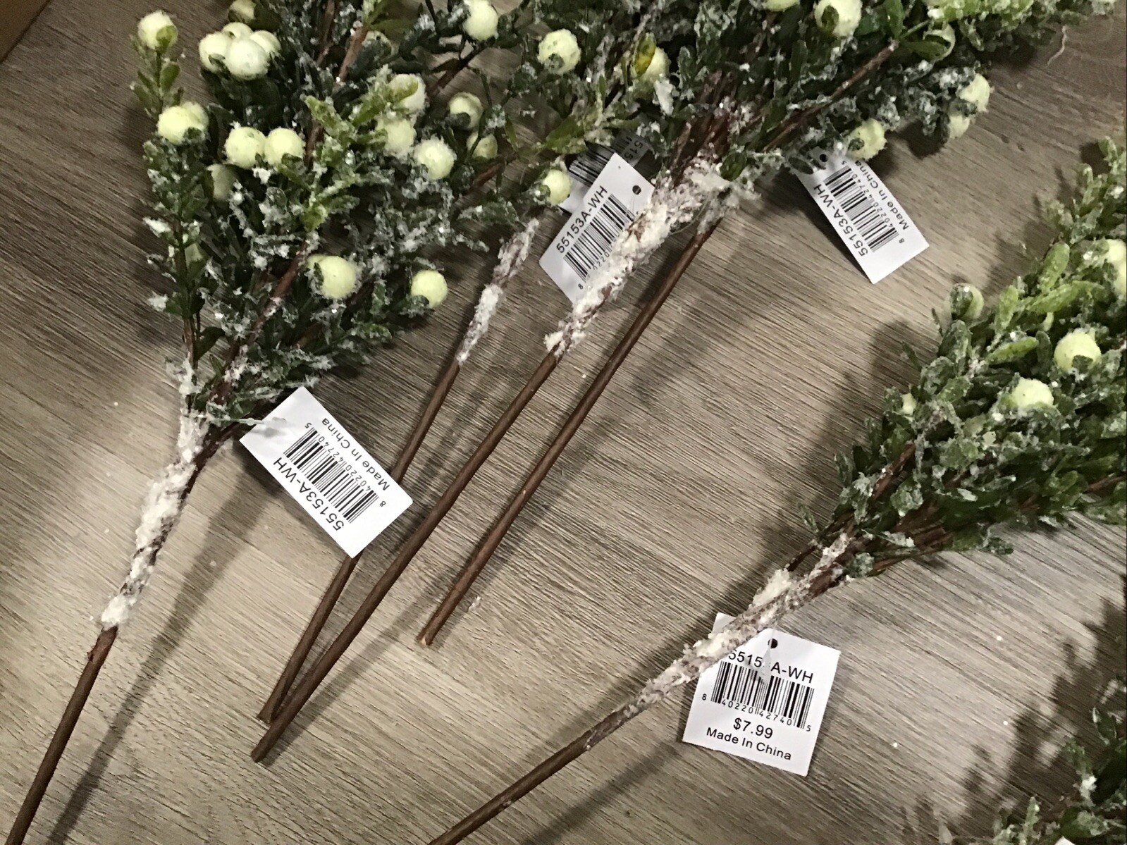 NEW Christmas Faux Glitter Berry Floral 20” Stems 21 Pcs Green White Berries