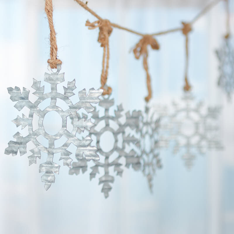 82″ Long Farmhouse Style Corrugated Galvanized Metal Snowflake & Jute Garland