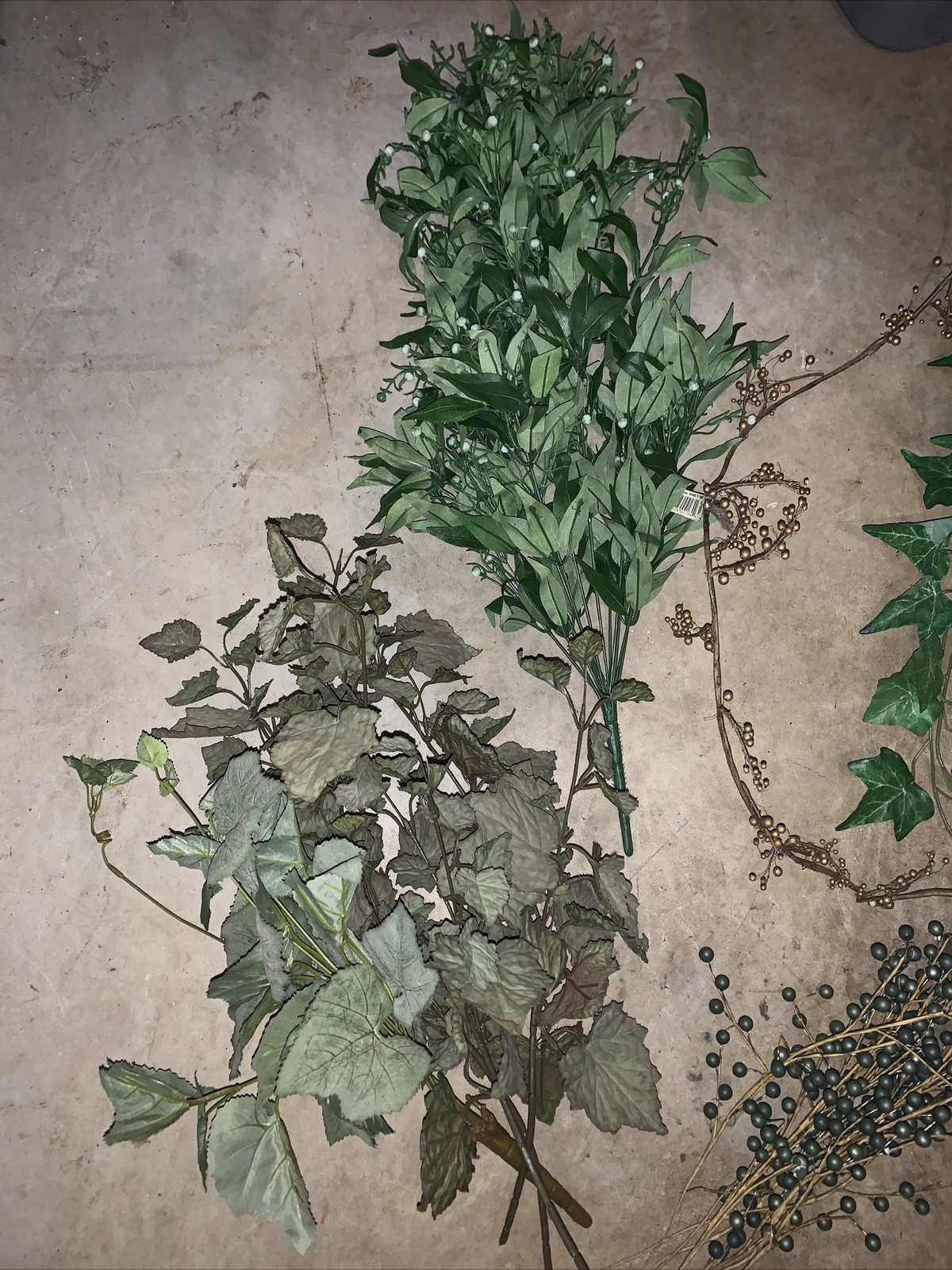 Assortment New Used Greenery Stems Vines Green Ivy Pip Berry Bush Garland ❤️tb5m