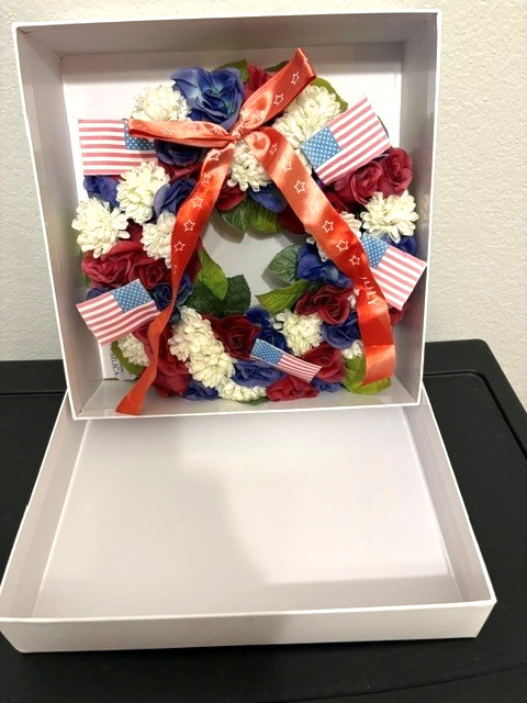 Danbury Mint 11″ Willabee & Ward Wreath of Month July Flags, Flowers Storage Box
