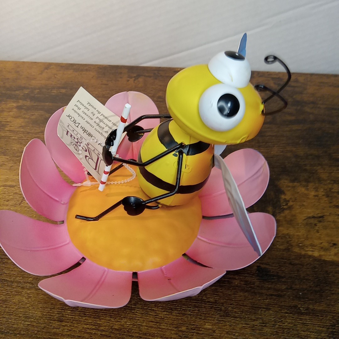 Regal Art & Gift Bee On Flower Tin Yard Decor Pink Flower Straw Decoration