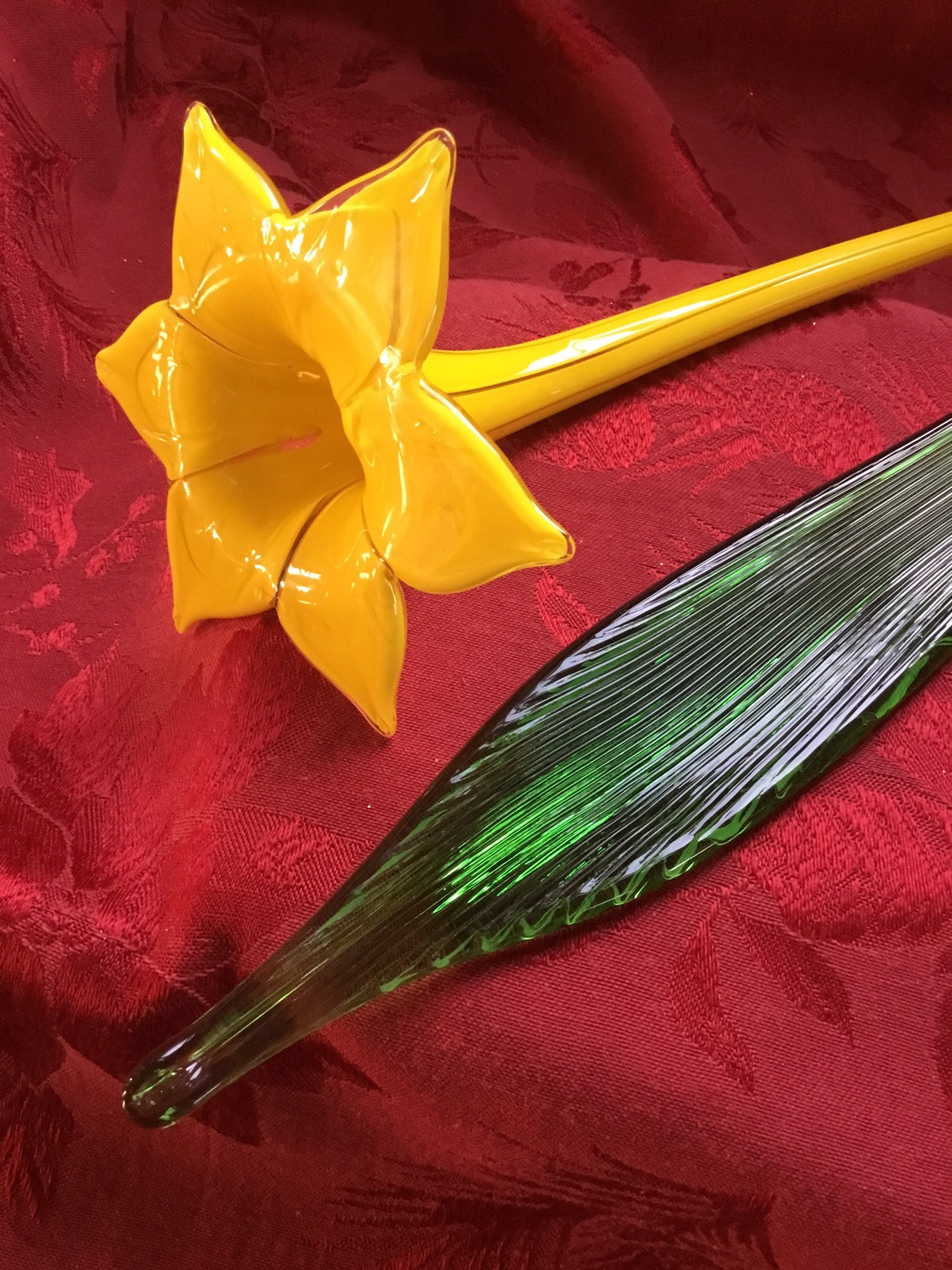 FLAWLESS Exquisite ART GLASS Pair TALL Yellow DAFFODIL & Green FERN LEAF 19″