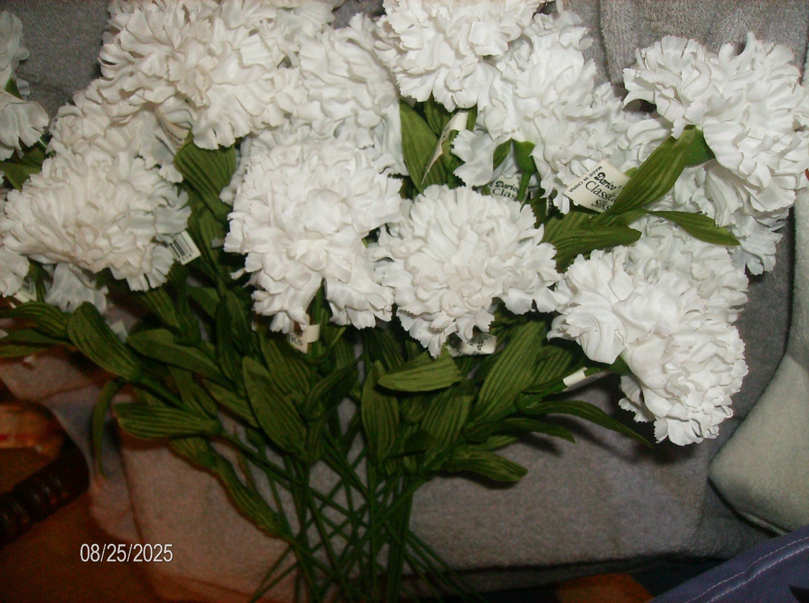 2 DOZEN WHITE MUMS STEMS 24 PC DARACE WASHABLE SILK SATIN NEW IN PACKAGE