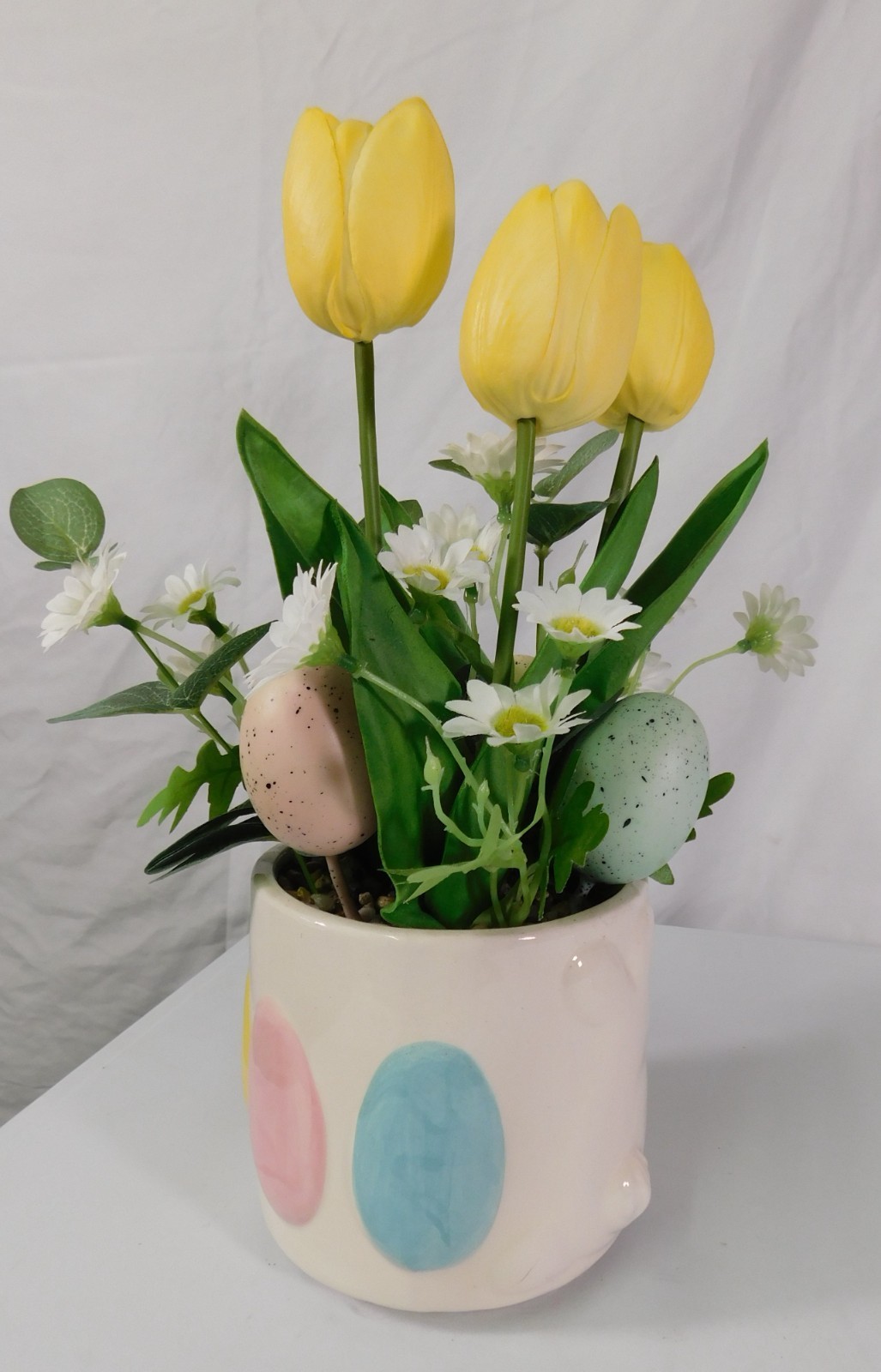 CERAMIC EASTER EGG PLANTER/VASE W/ARTIFICIAL ARRANGEMENT OF YELLOW TULIPS/DAISY