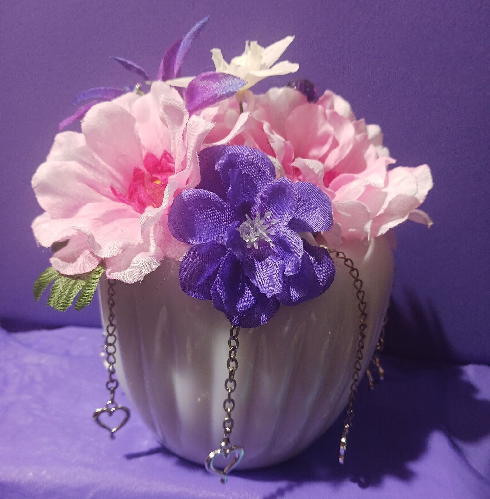 Artificial Flower Arrangement White Vintage Milk Glass Vase W/Silver Chain Heart