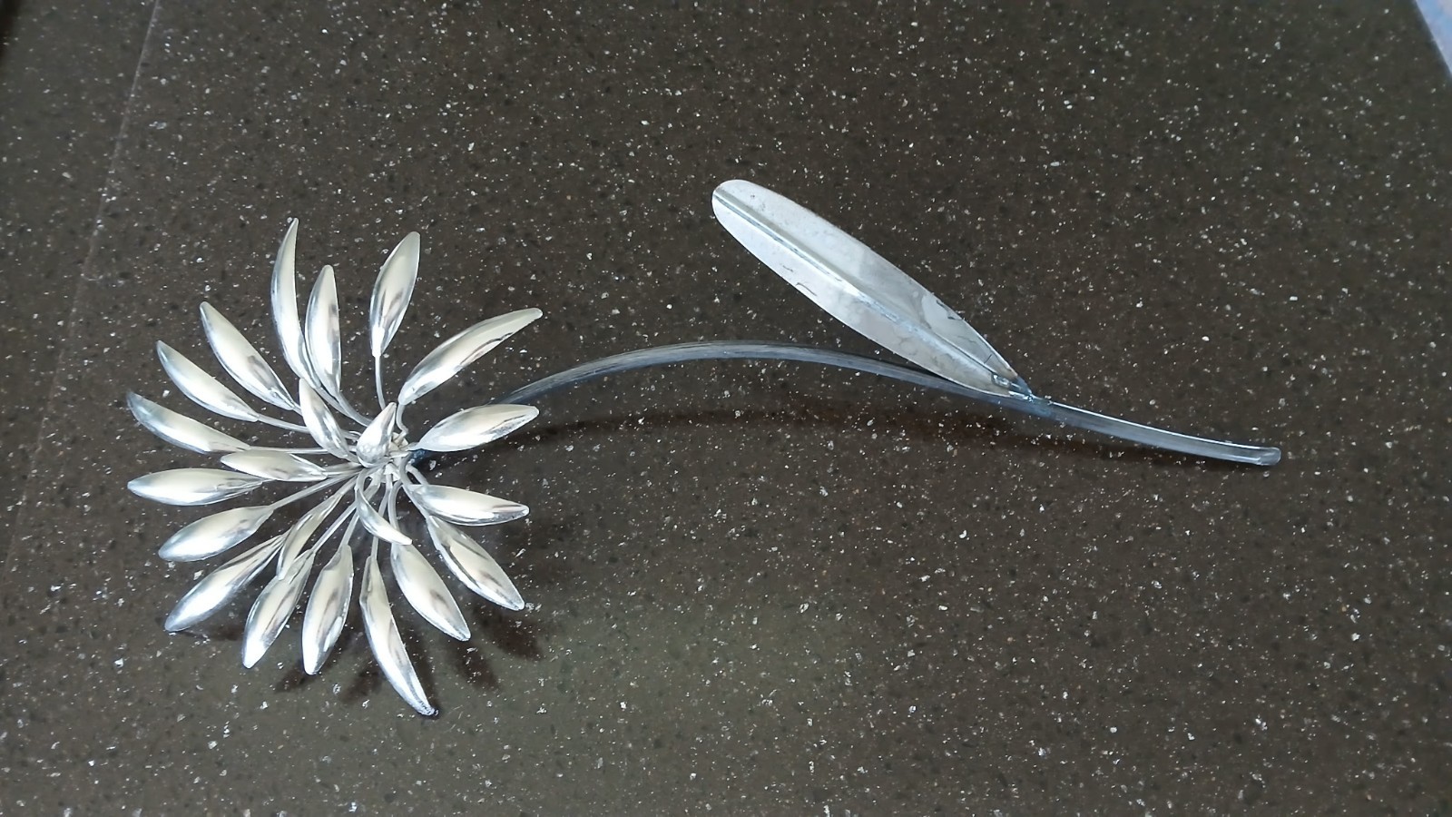 Metal Decorative Silver Dandelion Flower. Dimensions: 15″(Approx) X 6″(Approx).