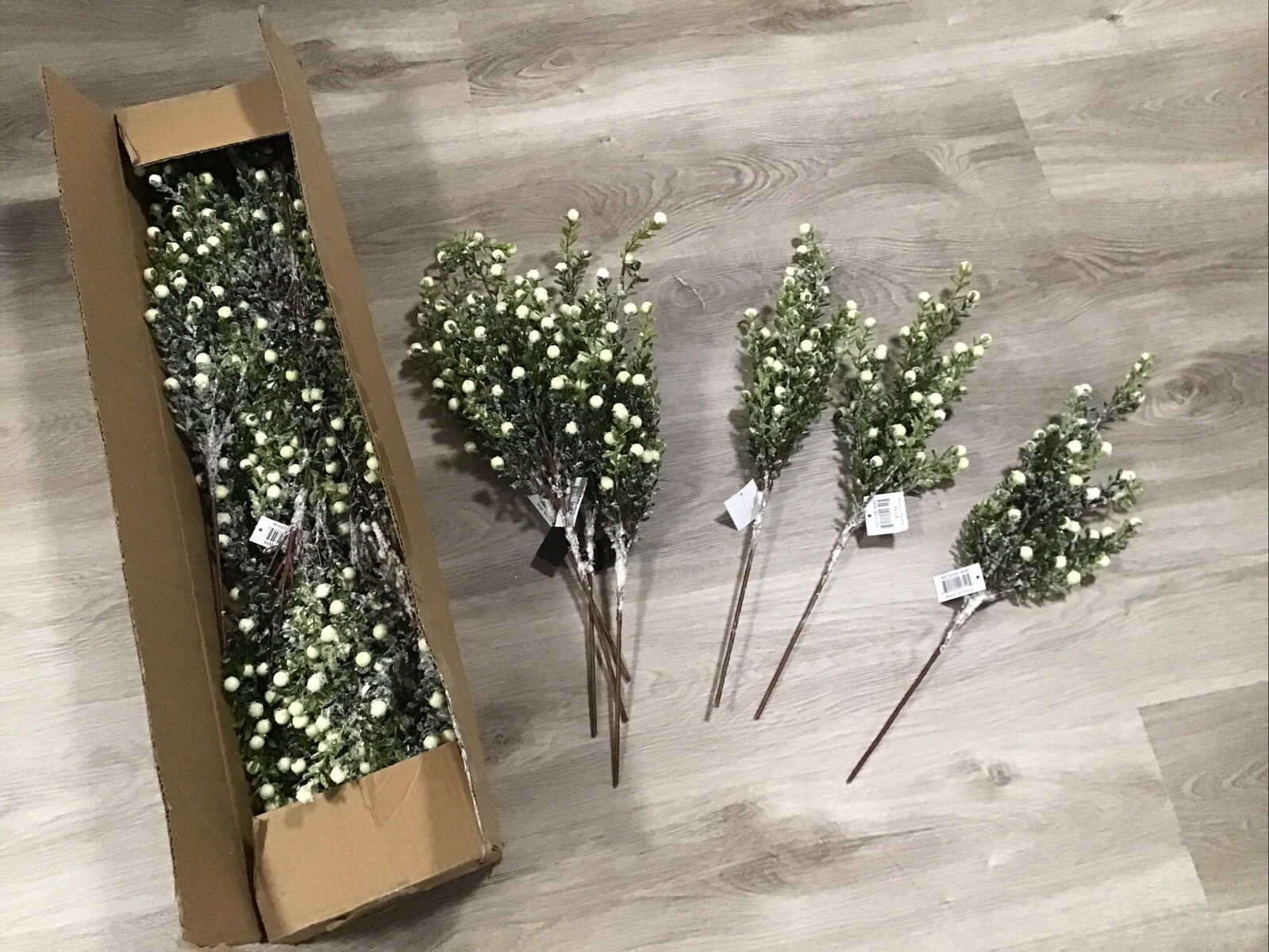 NEW Christmas Faux Glitter Berry Floral 20” Stems 22 Pieces Green White Berries