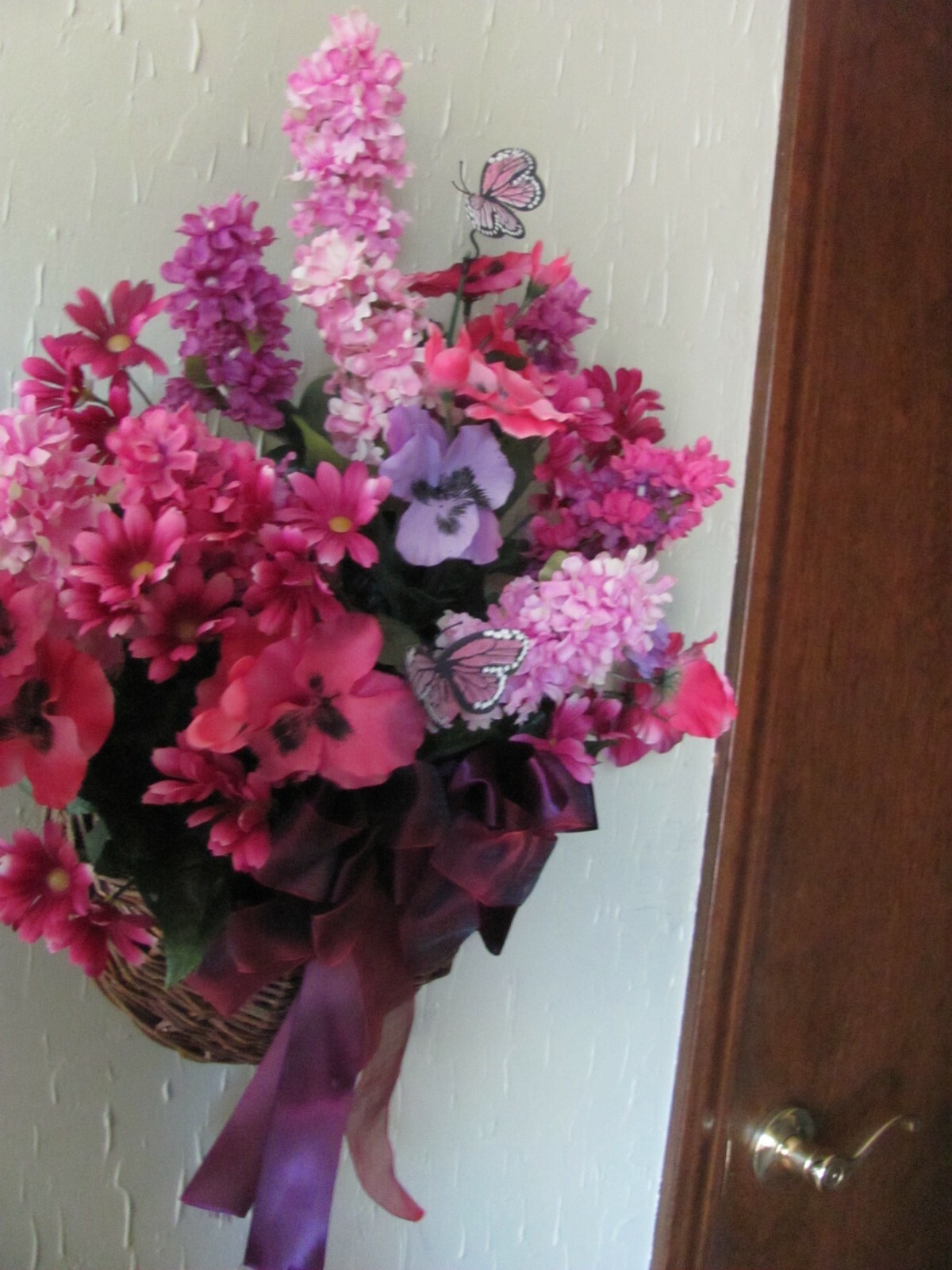 PINK SILK FLORAL ARRANGEMENT WALL / DOOR HANGING BASKET w/RIBBON BUTTERFLY