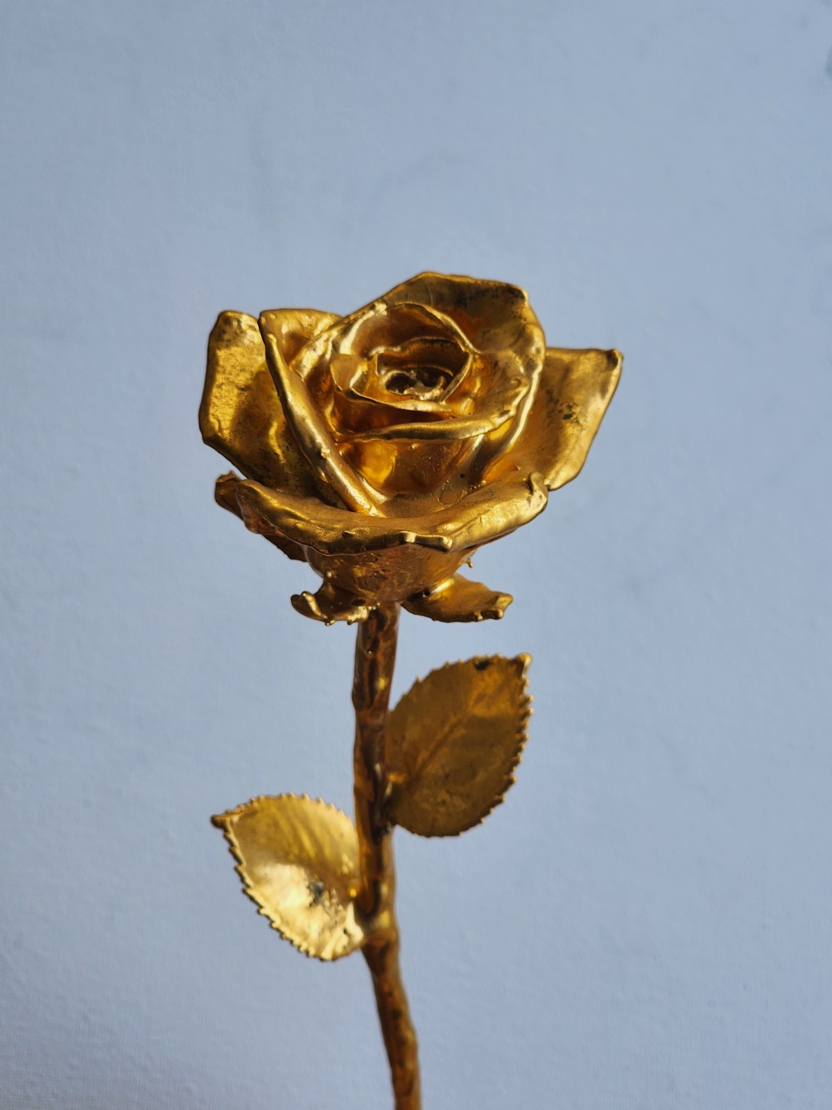 Vintage 12″ Gold Tone Long Stem Rose Decorative Metal Flower Floral Display