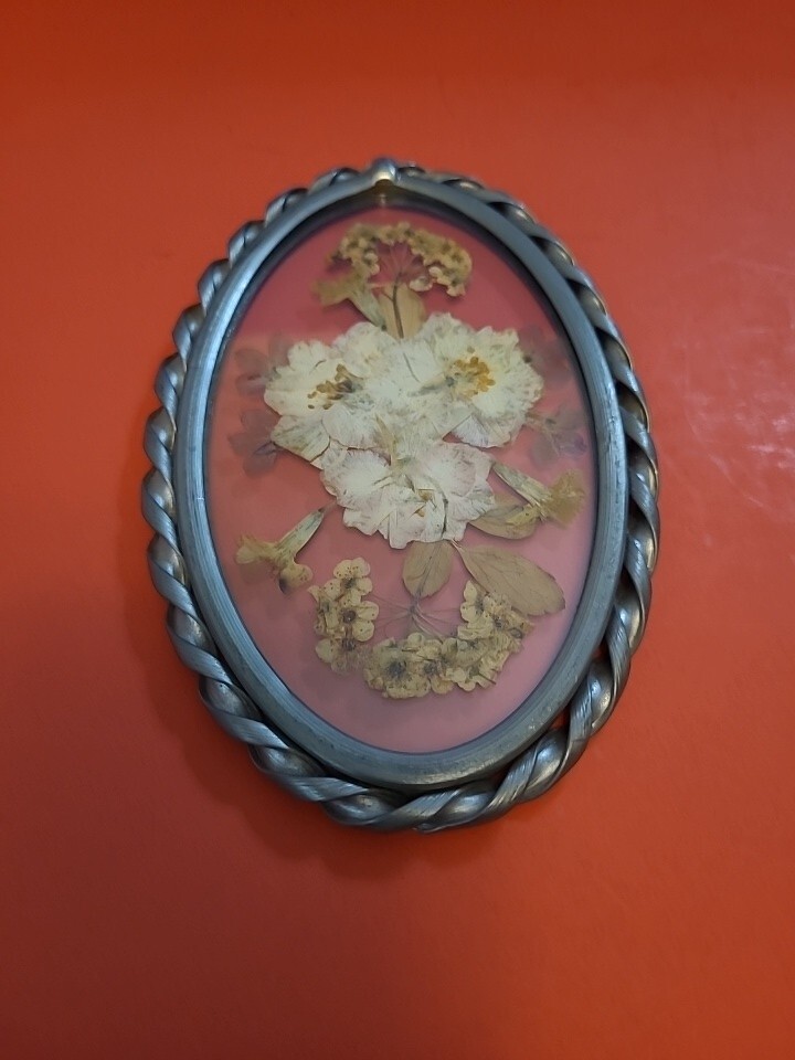 Lasting Impressions Real Pressed Flowers in Glass Oval Metal Frame Suncatcher 6”