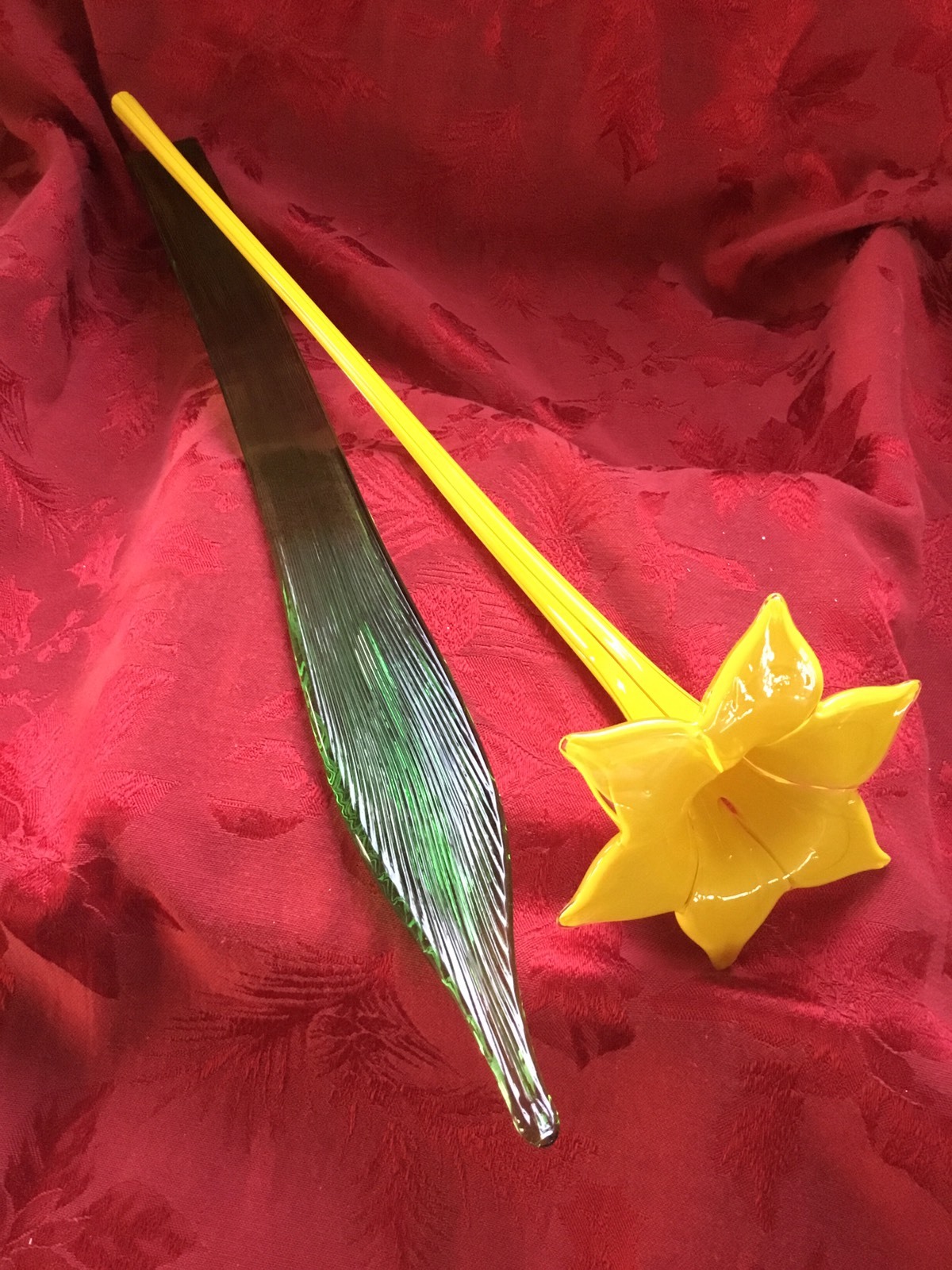 FLAWLESS Exquisite ART GLASS Pair TALL Yellow DAFFODIL & Green FERN LEAF 19″